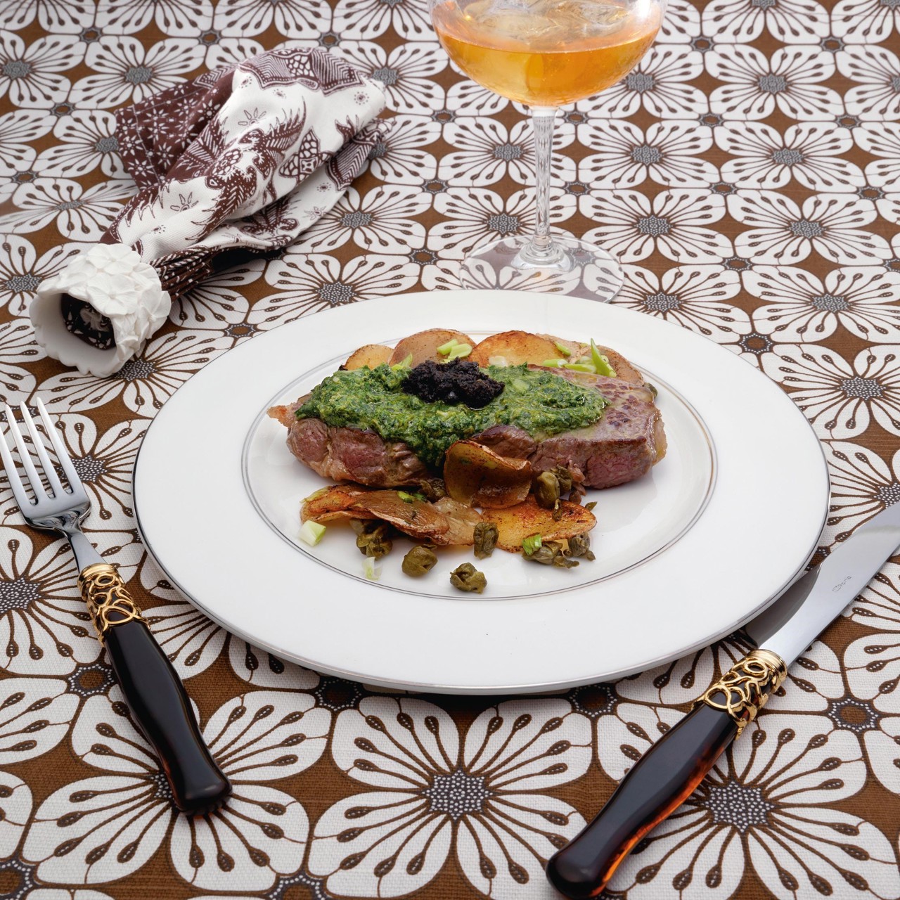 Стейк с базиликом и оливковым тапенадом