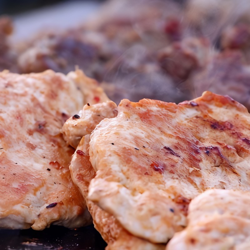 Стейки на гриле под голубым сырным соусом