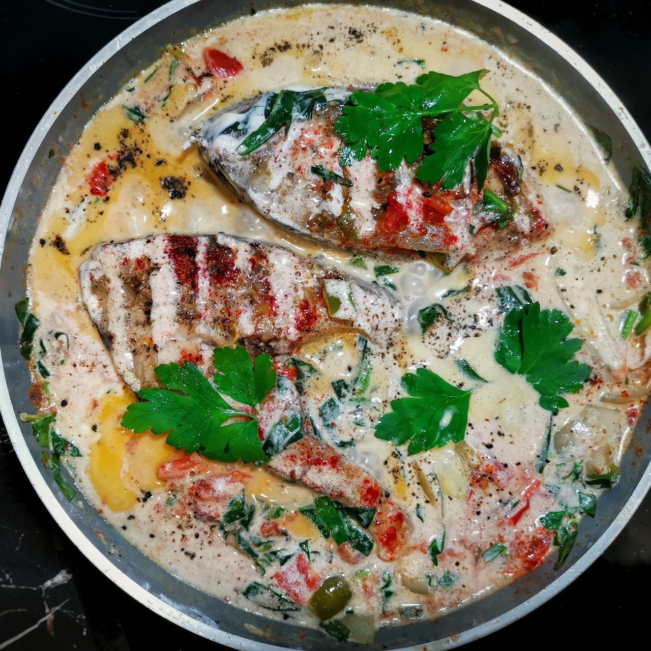 Стейк из карпа на сливочно-овощной подушке