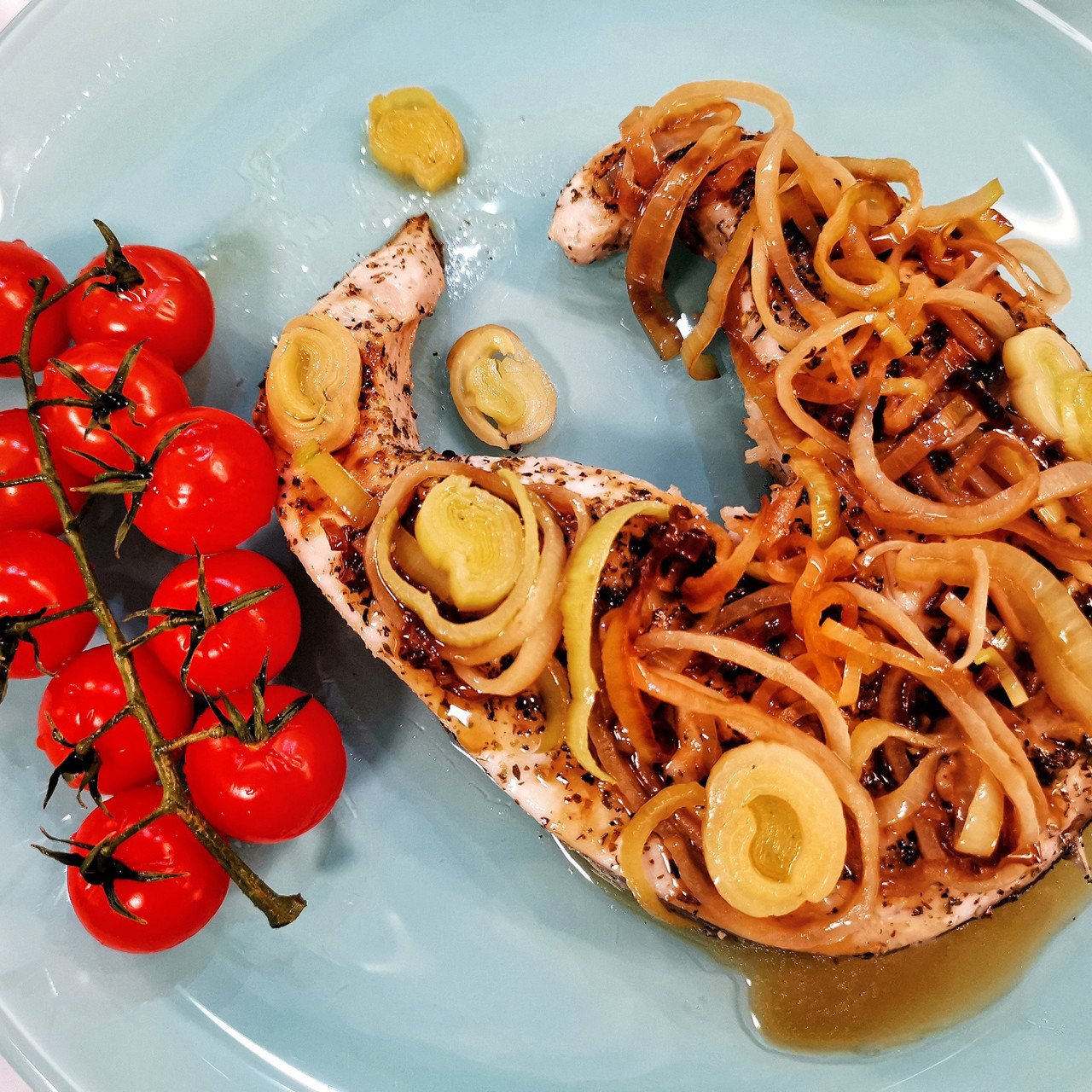 Стейк из рыбы-меча с луком-пореем, тушенным в вине