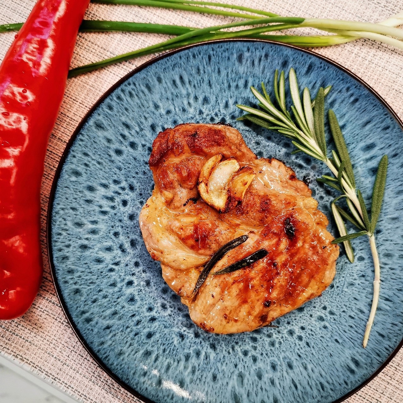 Стейк из свиной шеи на сковороде гриль