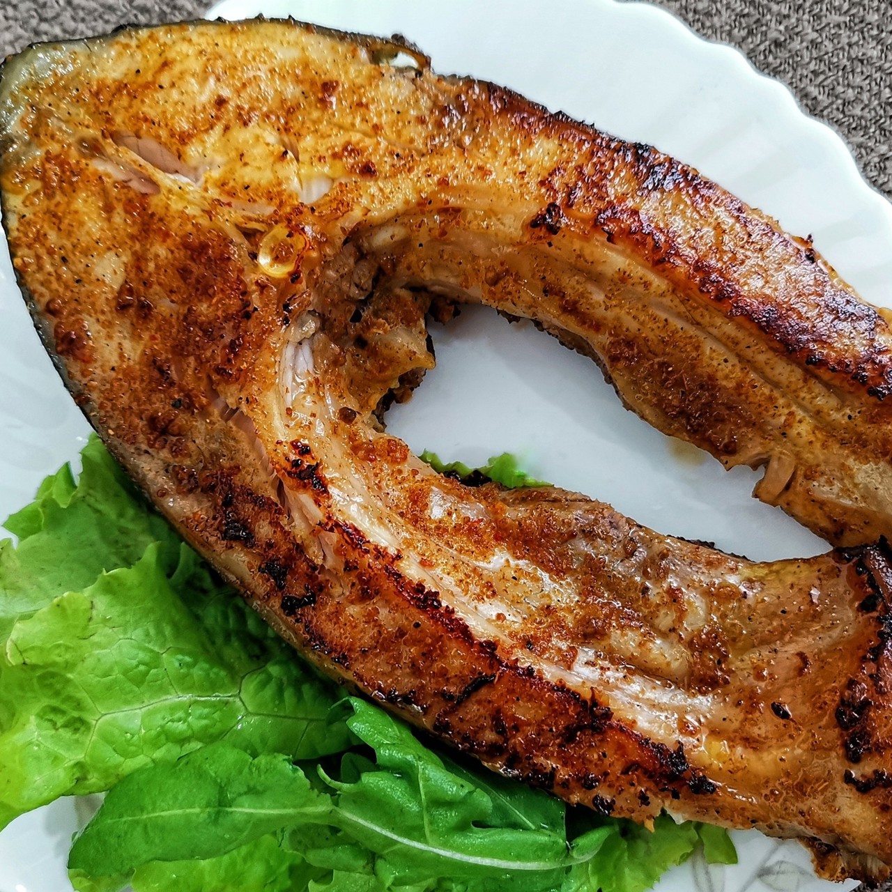 Стейк карпа на сковороде