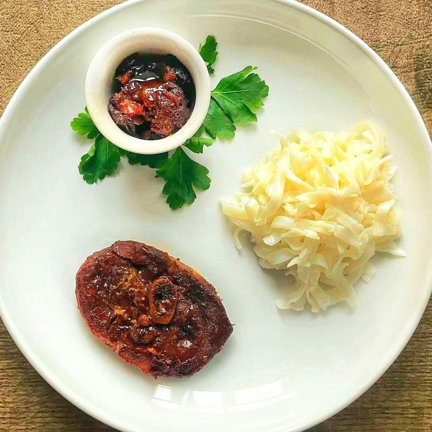 Стейки из индейки с финиками и рисовой лапшой