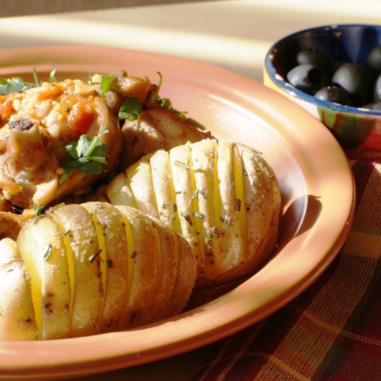 Стифадо из кролика с запеченным картофелем