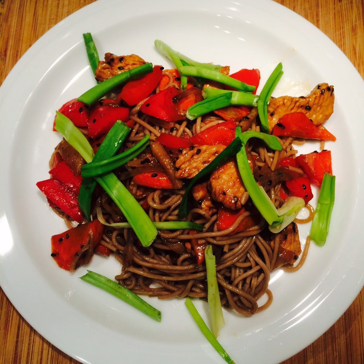 Стир-фрай из индейки в устричном соусе с лапшой соба