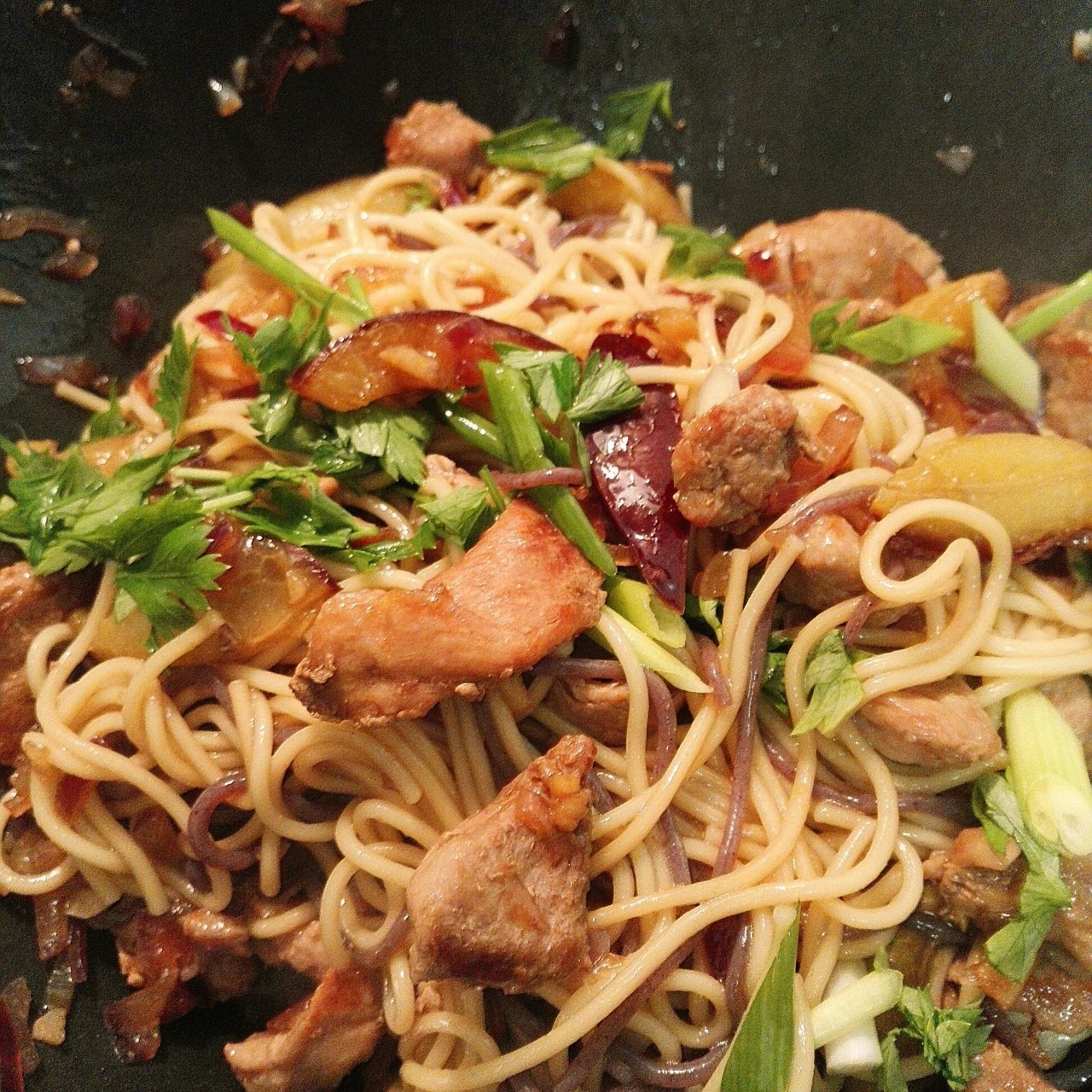 Стир-фрай из свинины с яичной лапшой