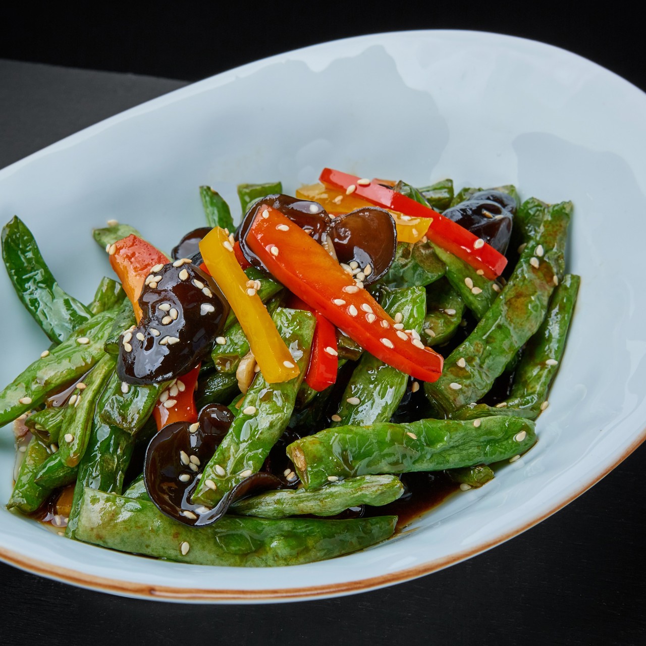 Стручки зеленой фасоли с чесноком и перцем