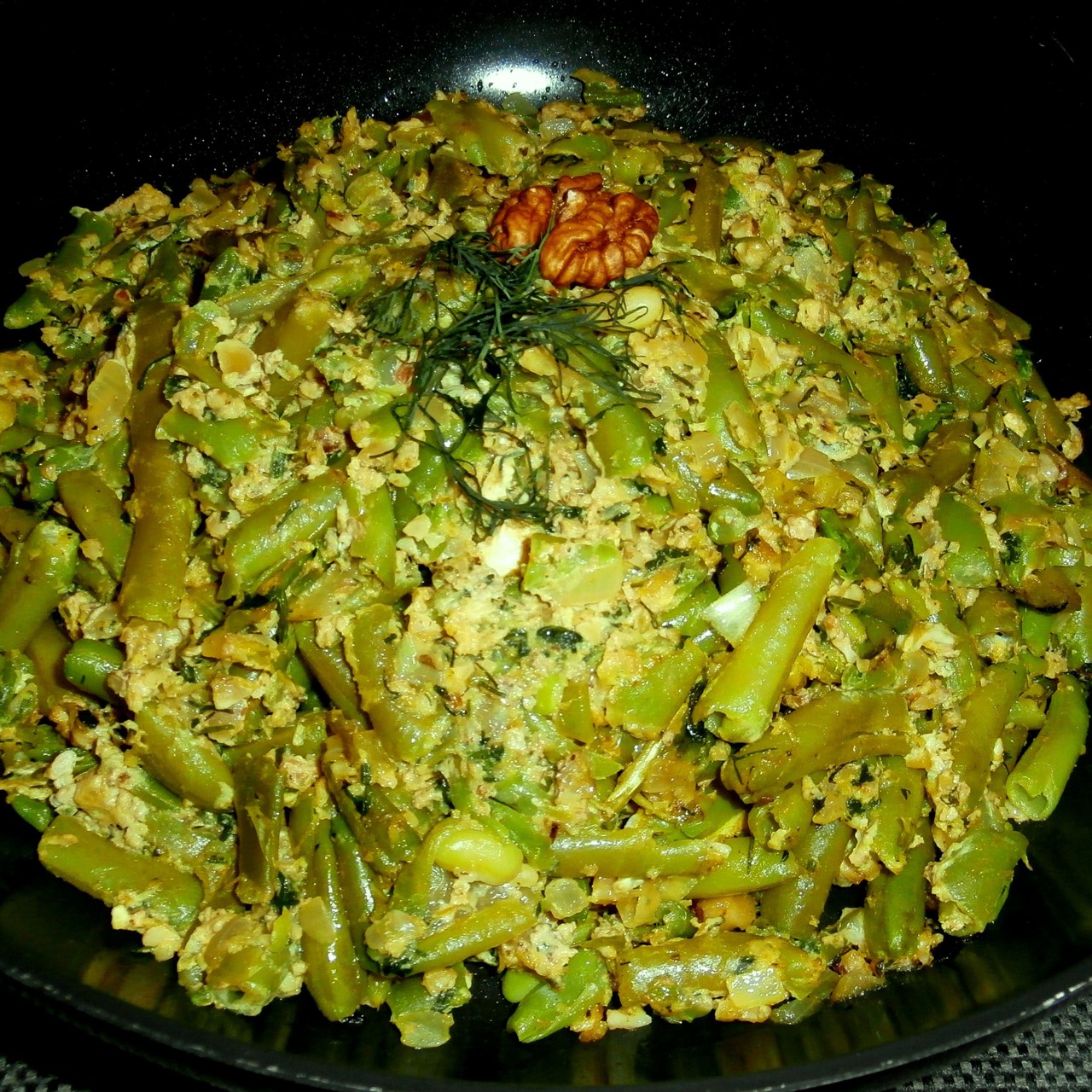 Стручковая фасоль с яйцом и грецким орехом