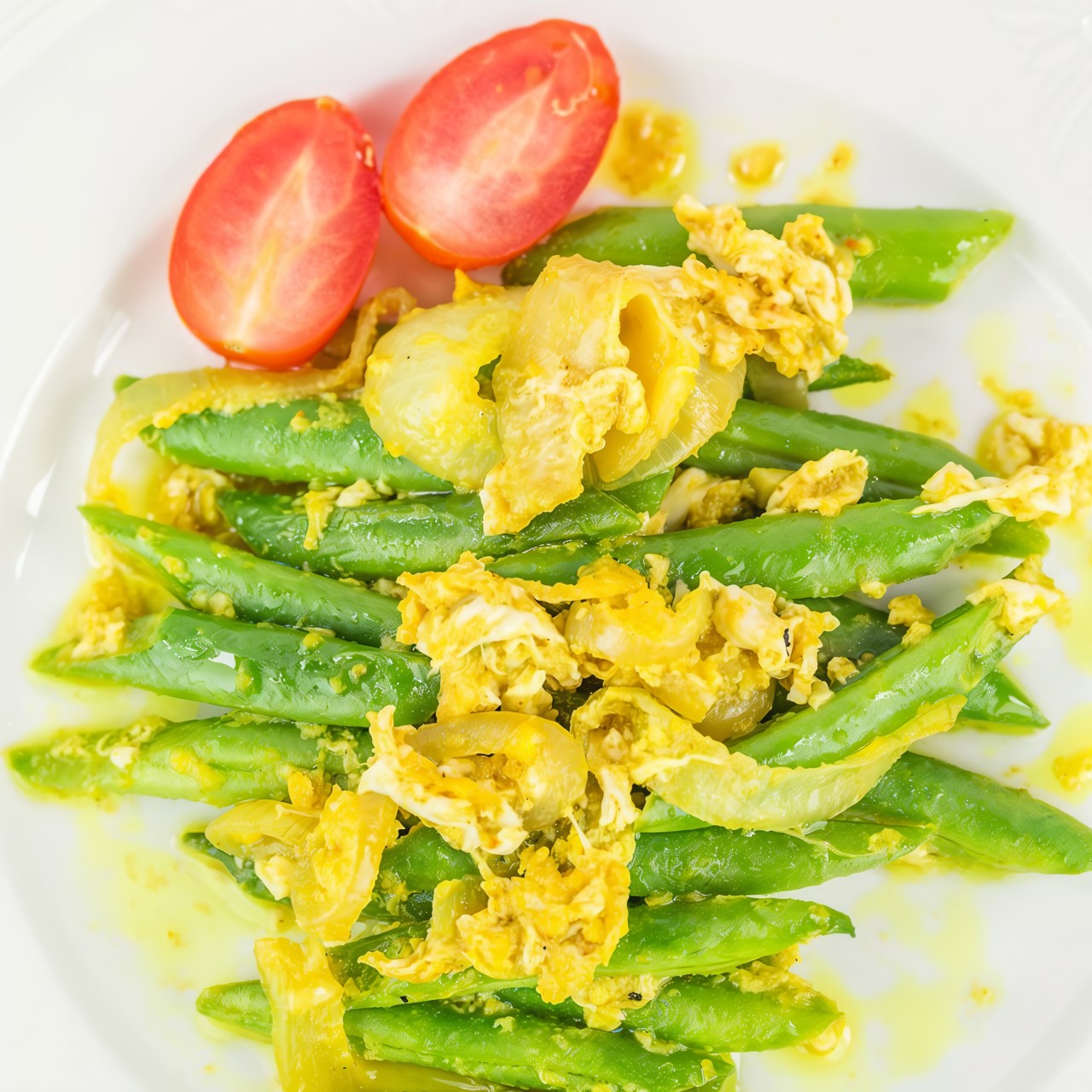 Стручковая фасоль с яйцом и помидорами