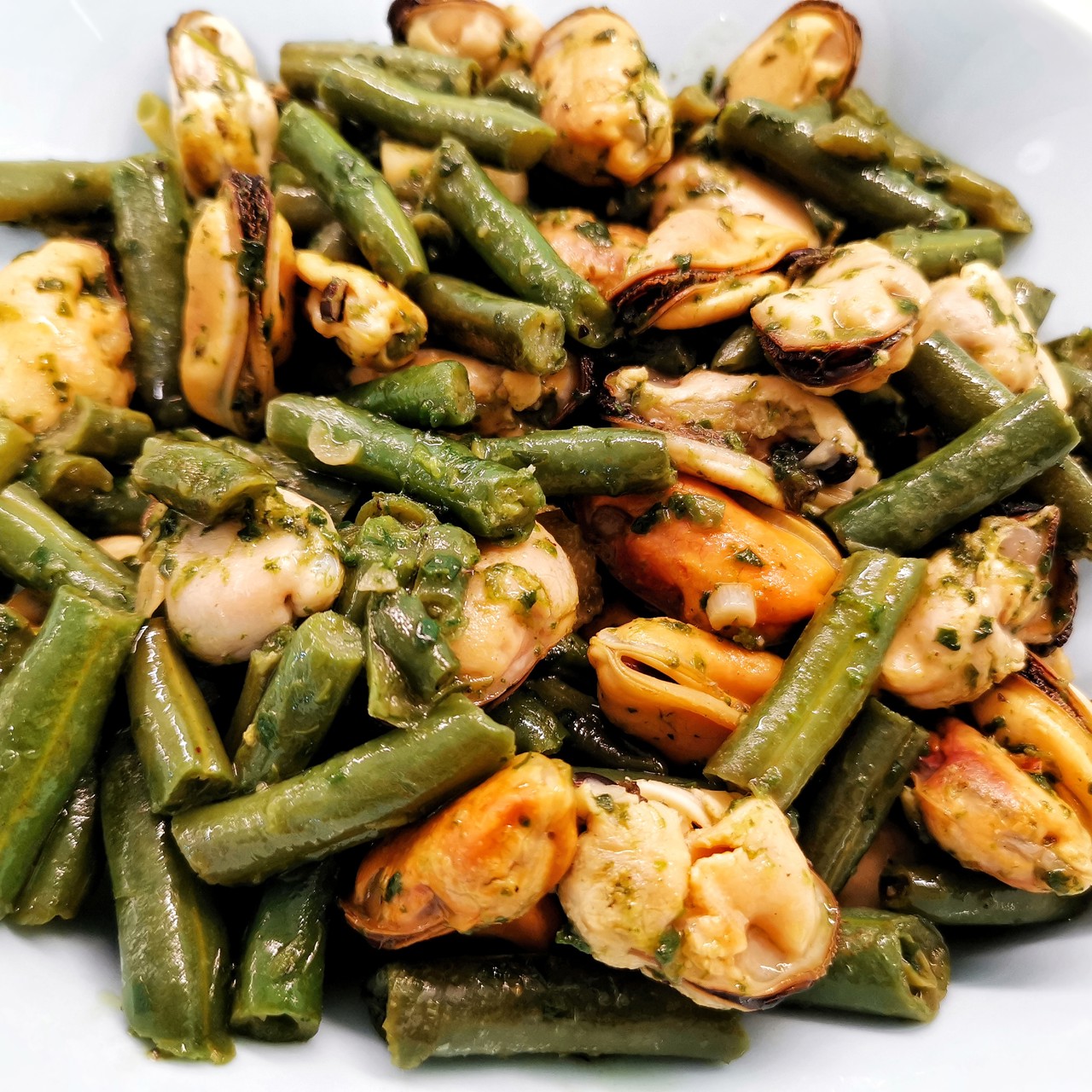 Стручковая фасоль с мидиями