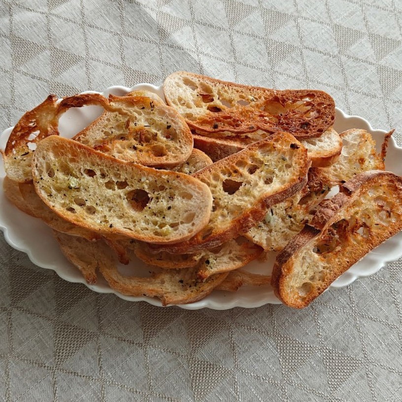 Сухарики домашние из чиабатты с чесноком