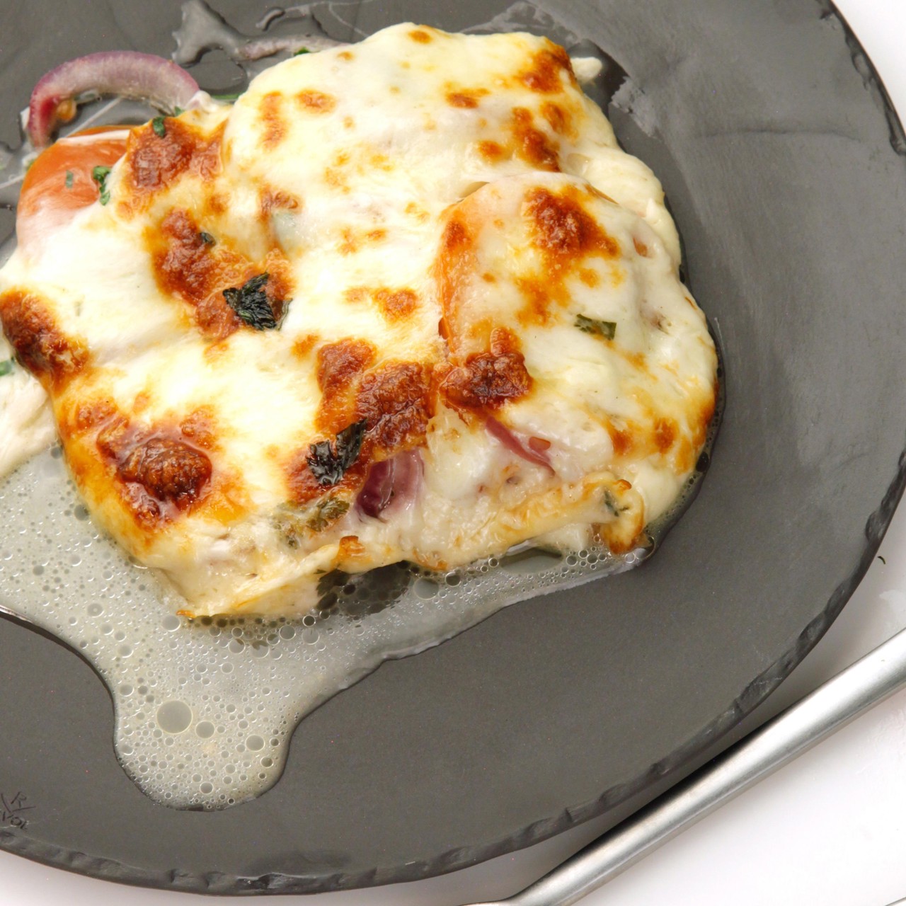 Сулугуни, жаренный с помидорами