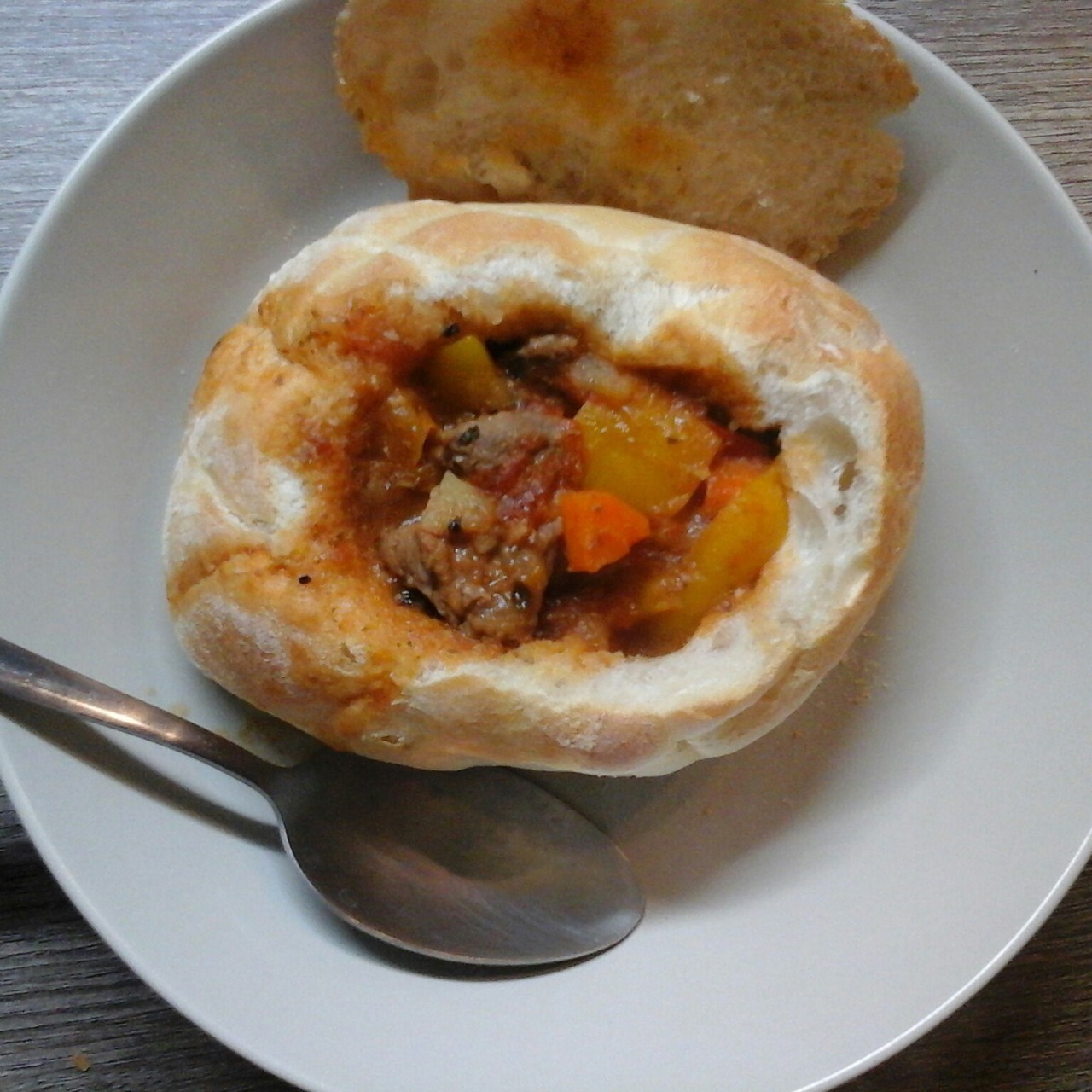 Суп-гуляш в хлебе