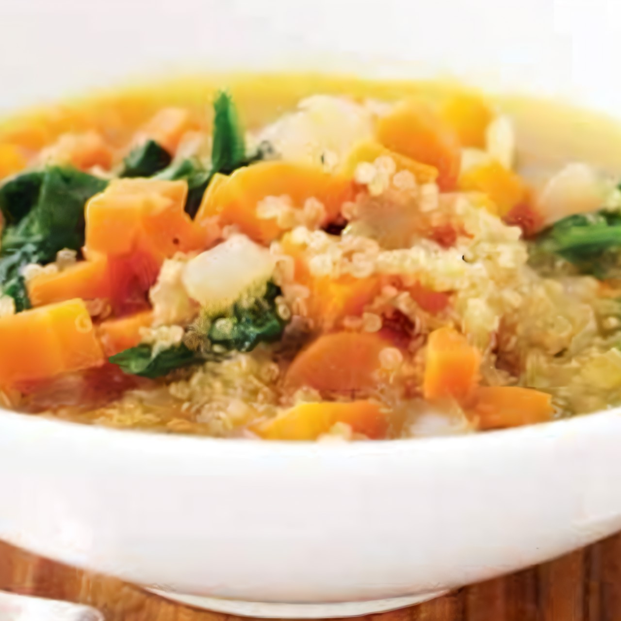 Суп из фасоли с киноа и шпинатом