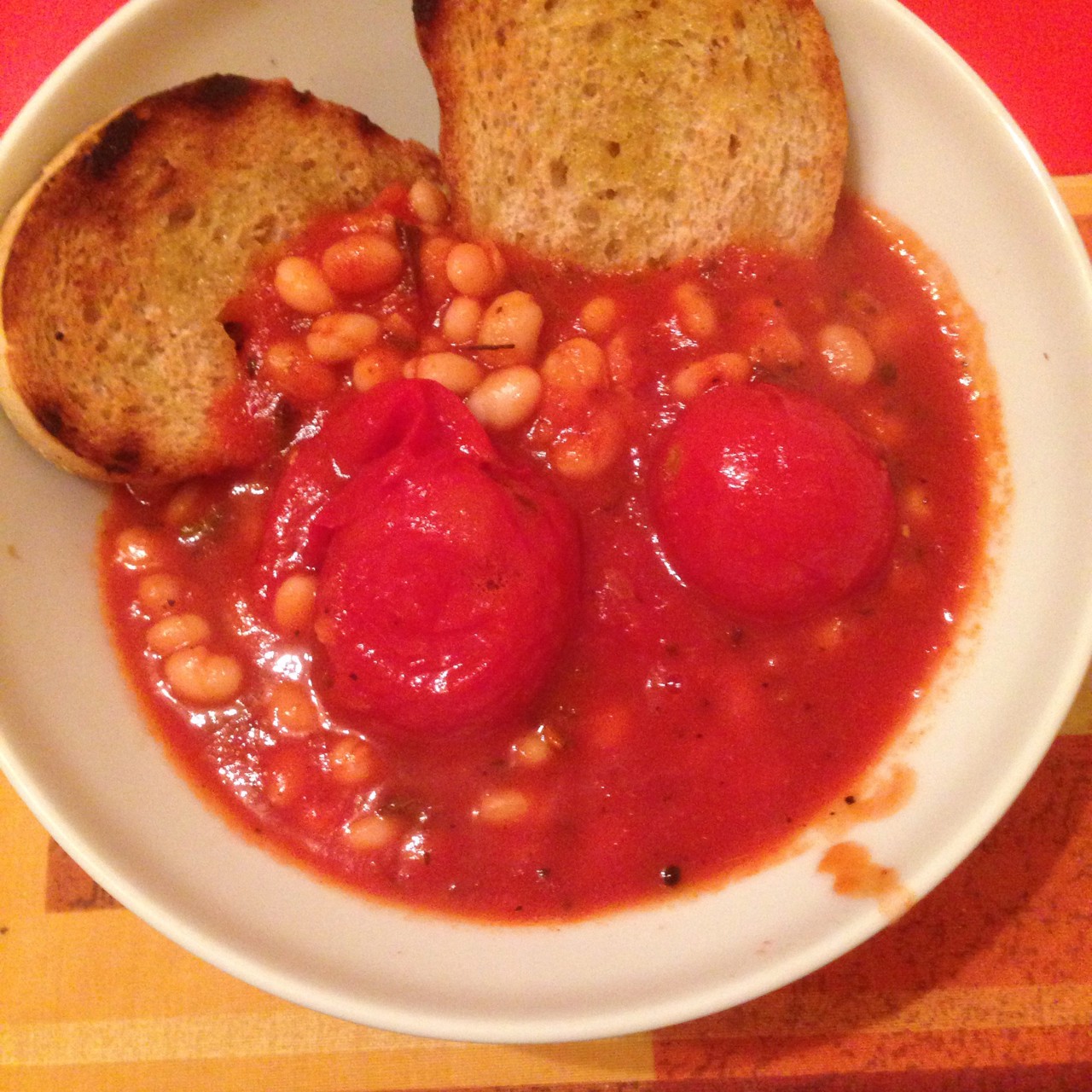 Суп из фасоли, томатов и шалфея с тостами