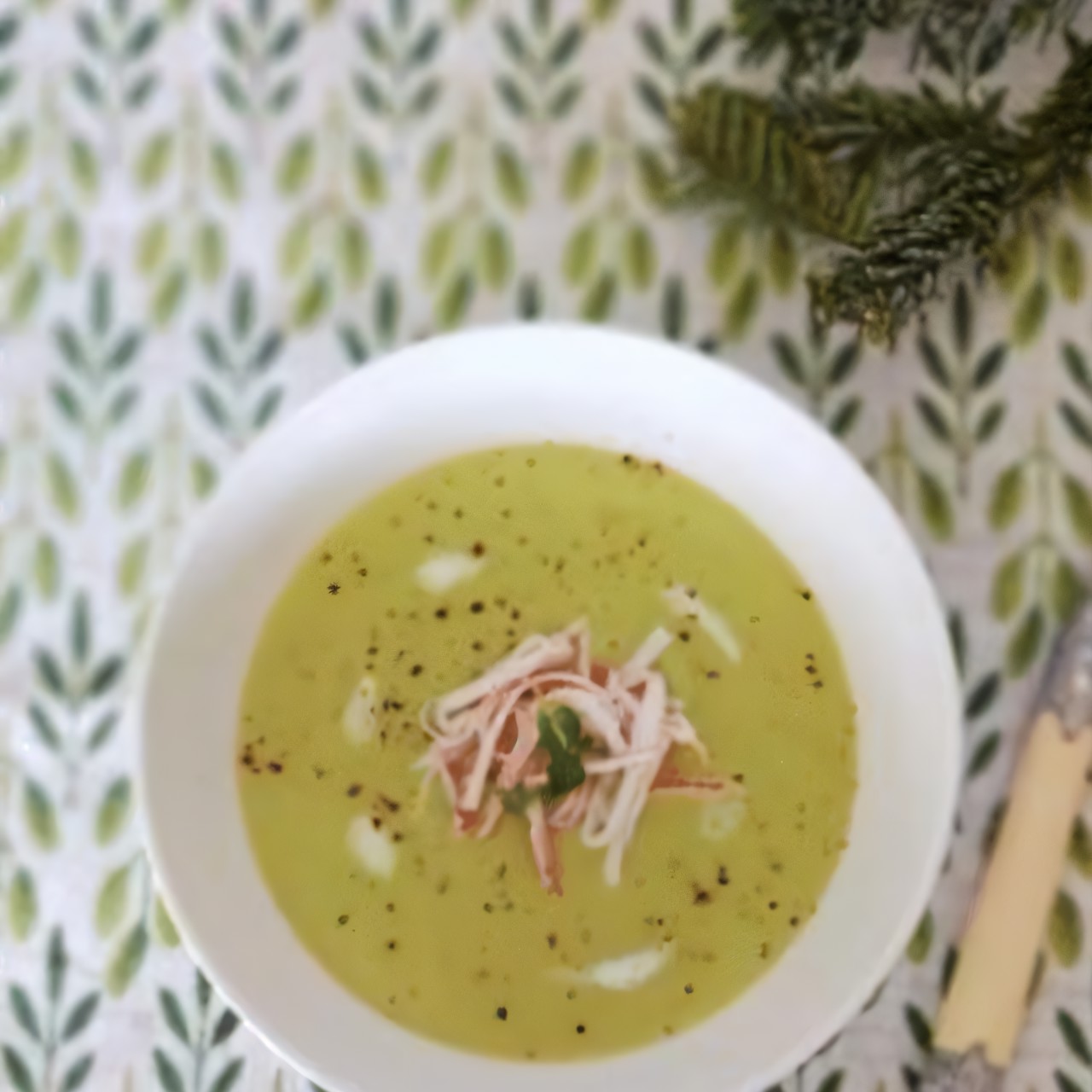 Суп-пюре из зеленого горошка с крабом