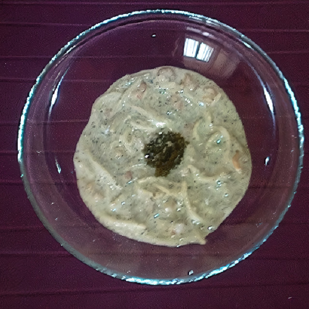 Суп со сливочным плавленым сыром, креветками, соусом песто с кешью и сушеным базиликом