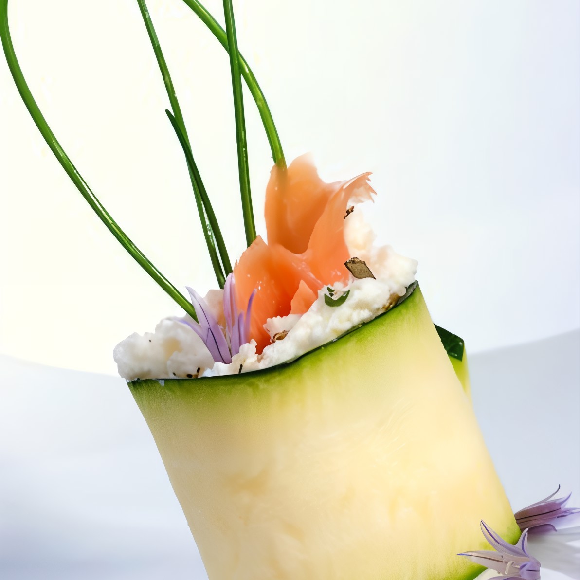 Суши из цукини с лососем и укропным соусом