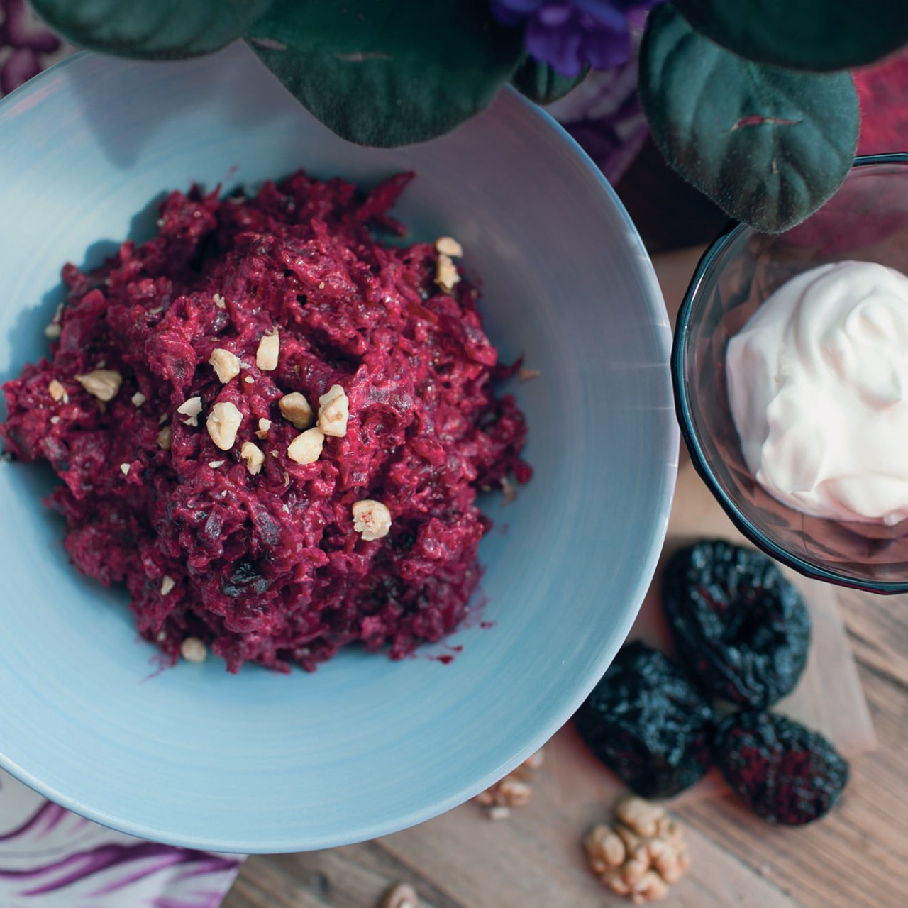 Свекла с черносливом и йогуртом