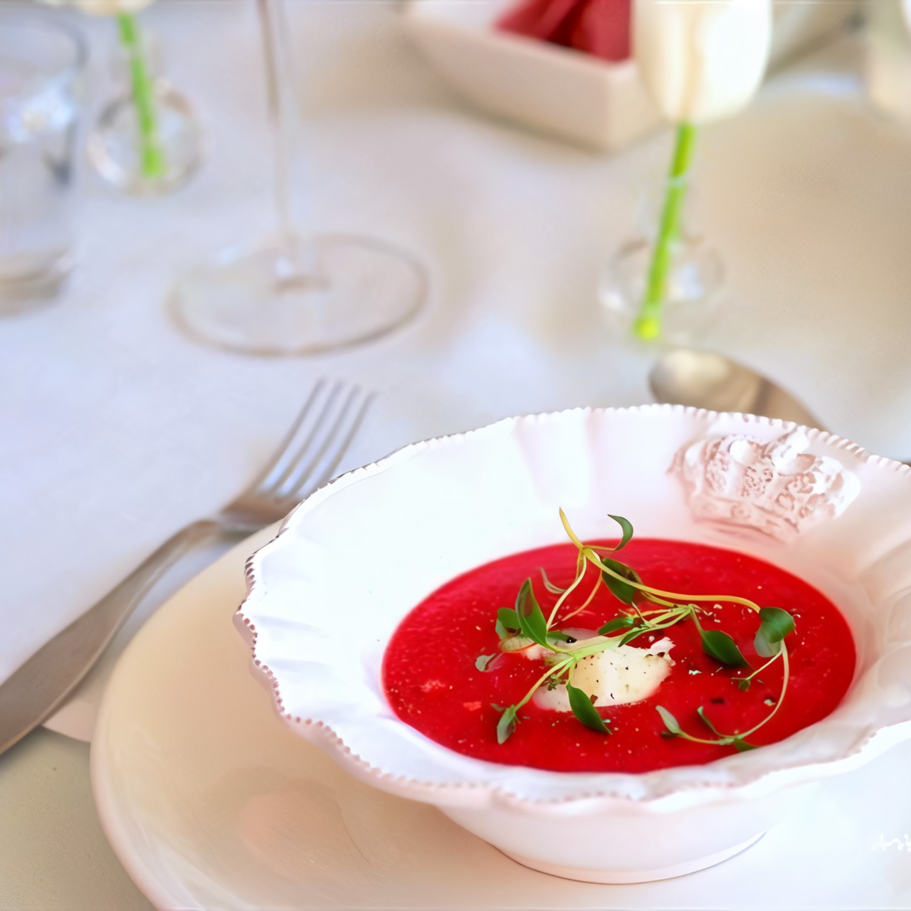 Свекольный суп с козьим сыром и тимьяном