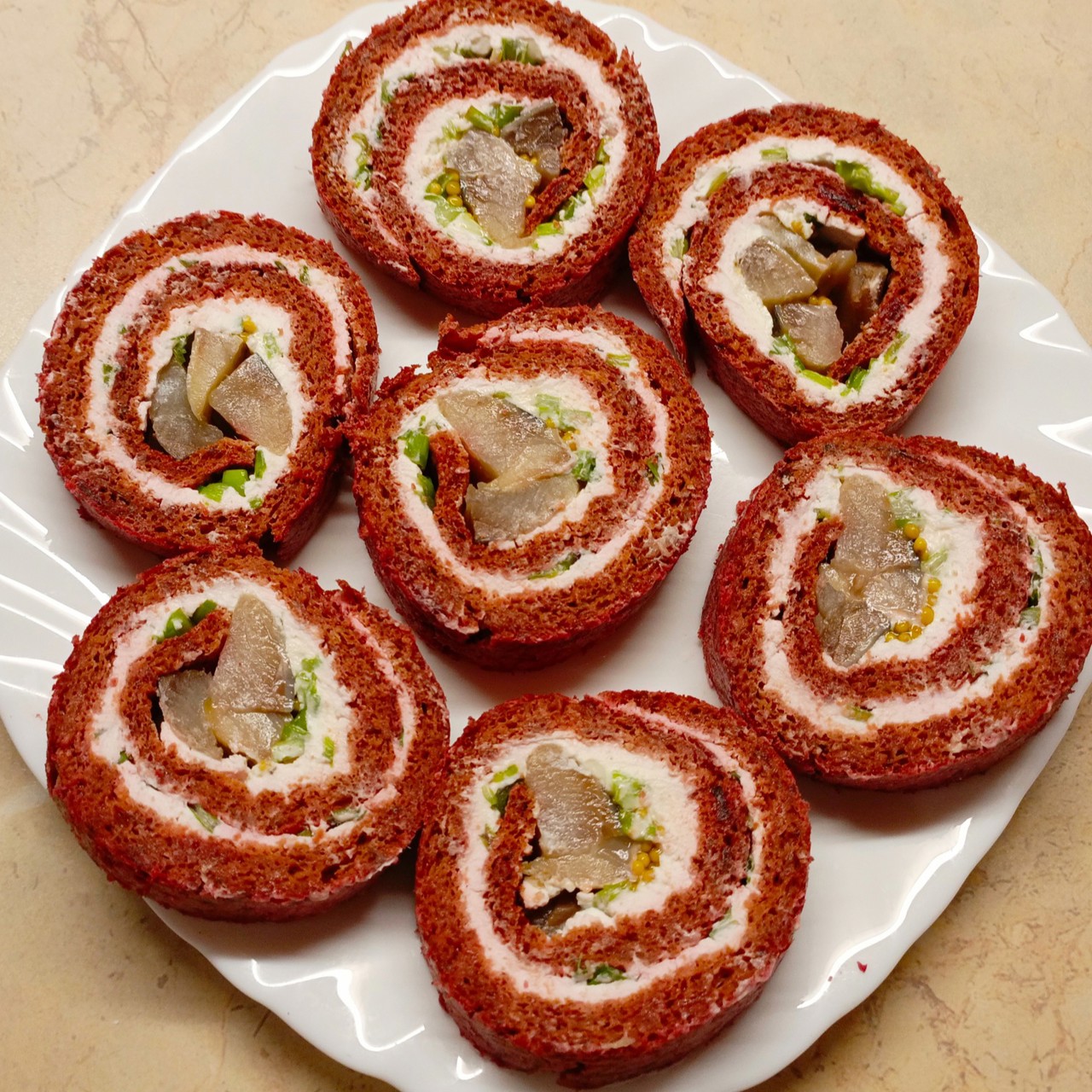 Свекольный рулет с сельдью