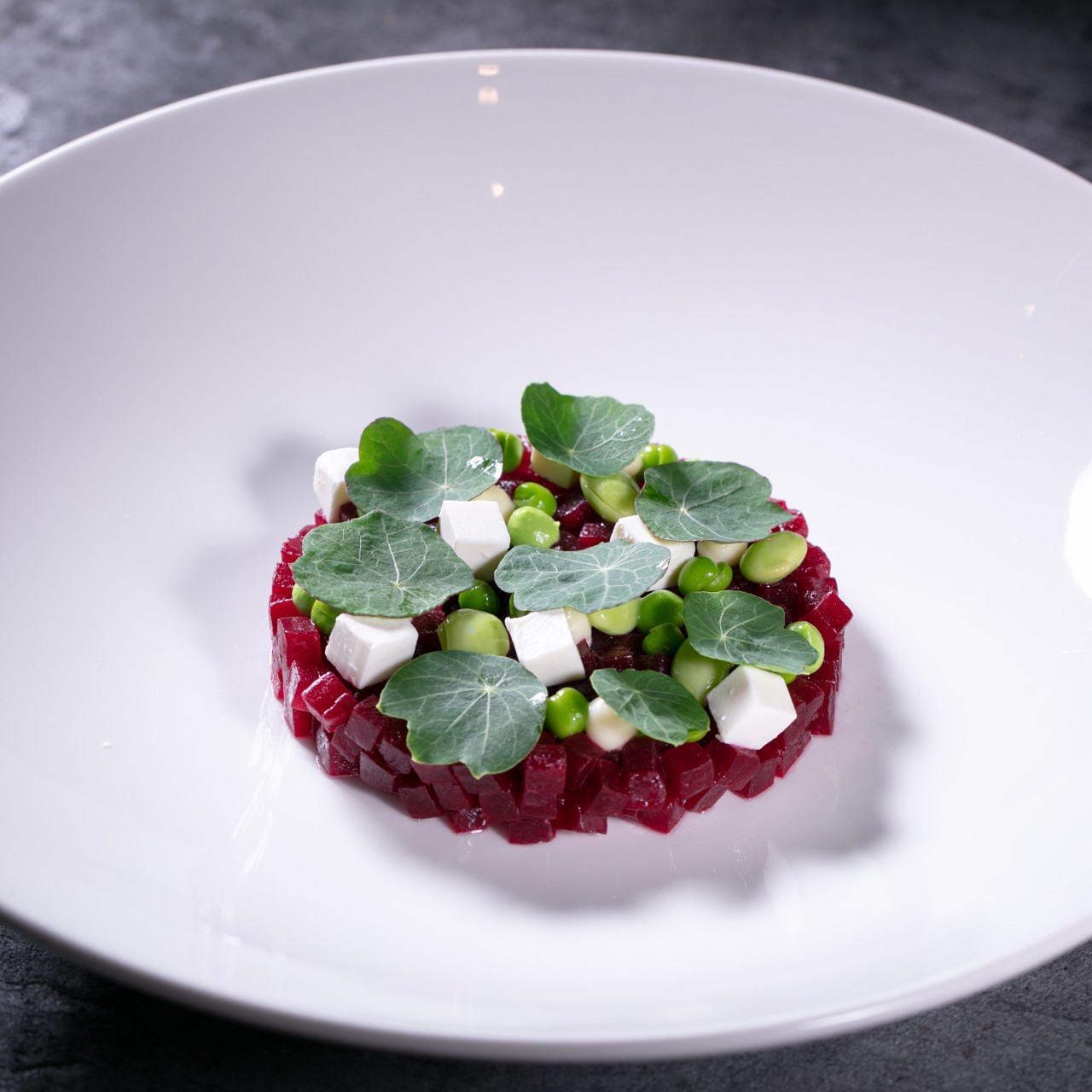 Свекольный тартар с тофу и соусом из зеленого горошка