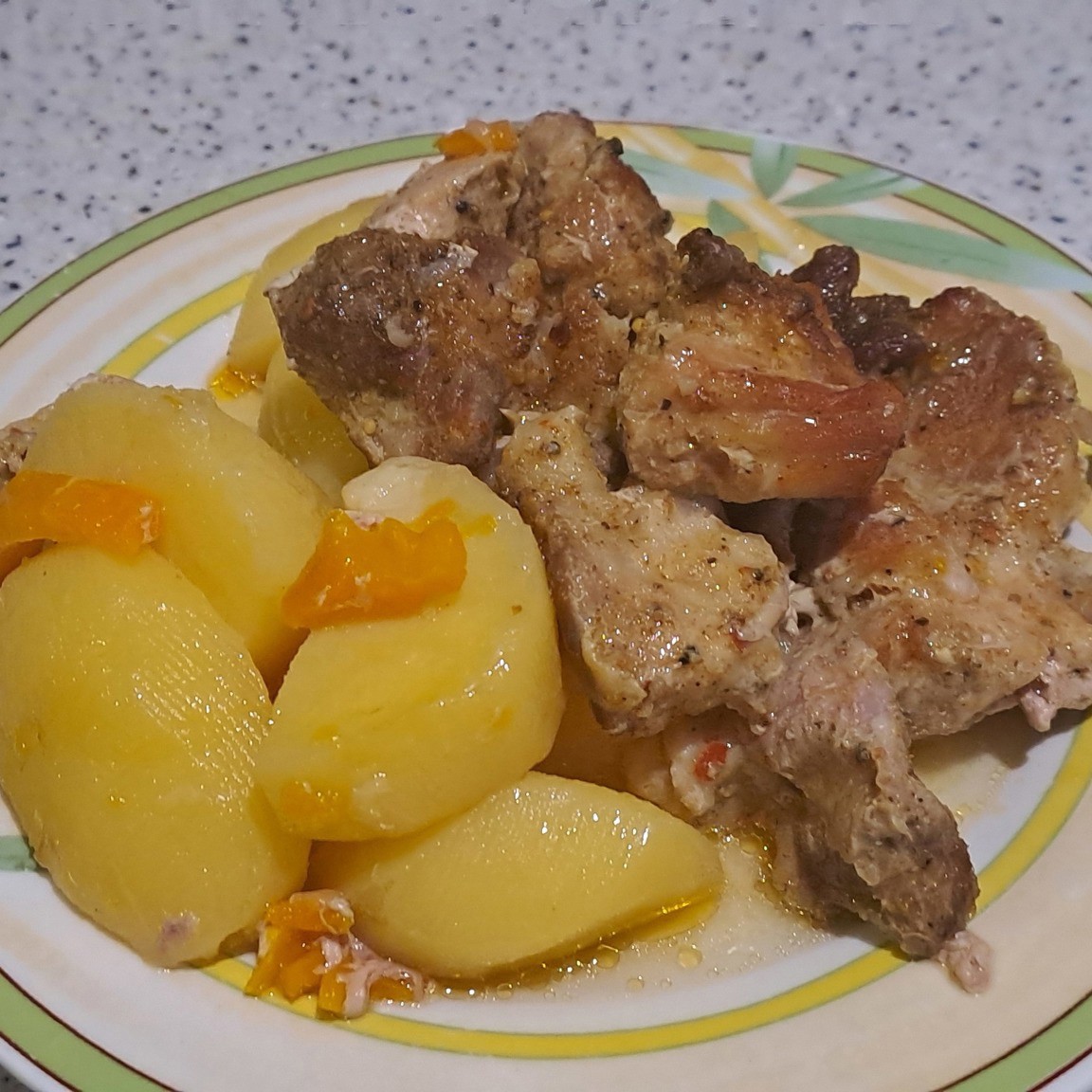 Свиная лопатка с молодым картофелем, запеченная в рукаве