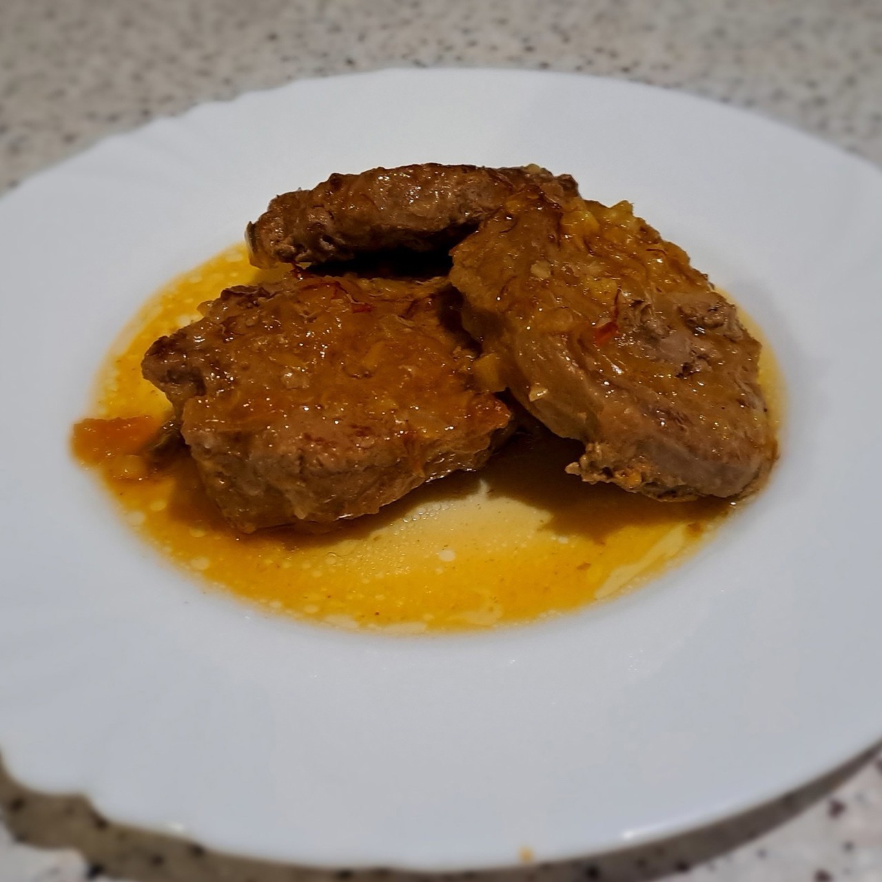 Свиная вырезка на сковороде с шафраном и лимонным соком