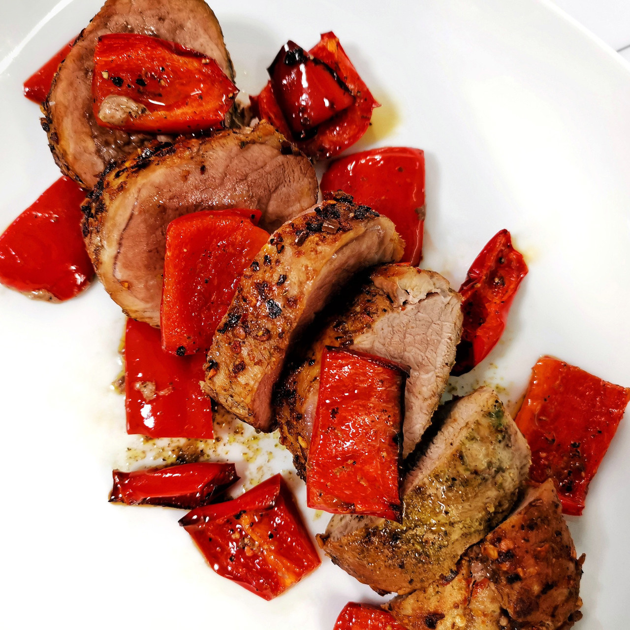 Свиная вырезка, запеченная со сладким перцем