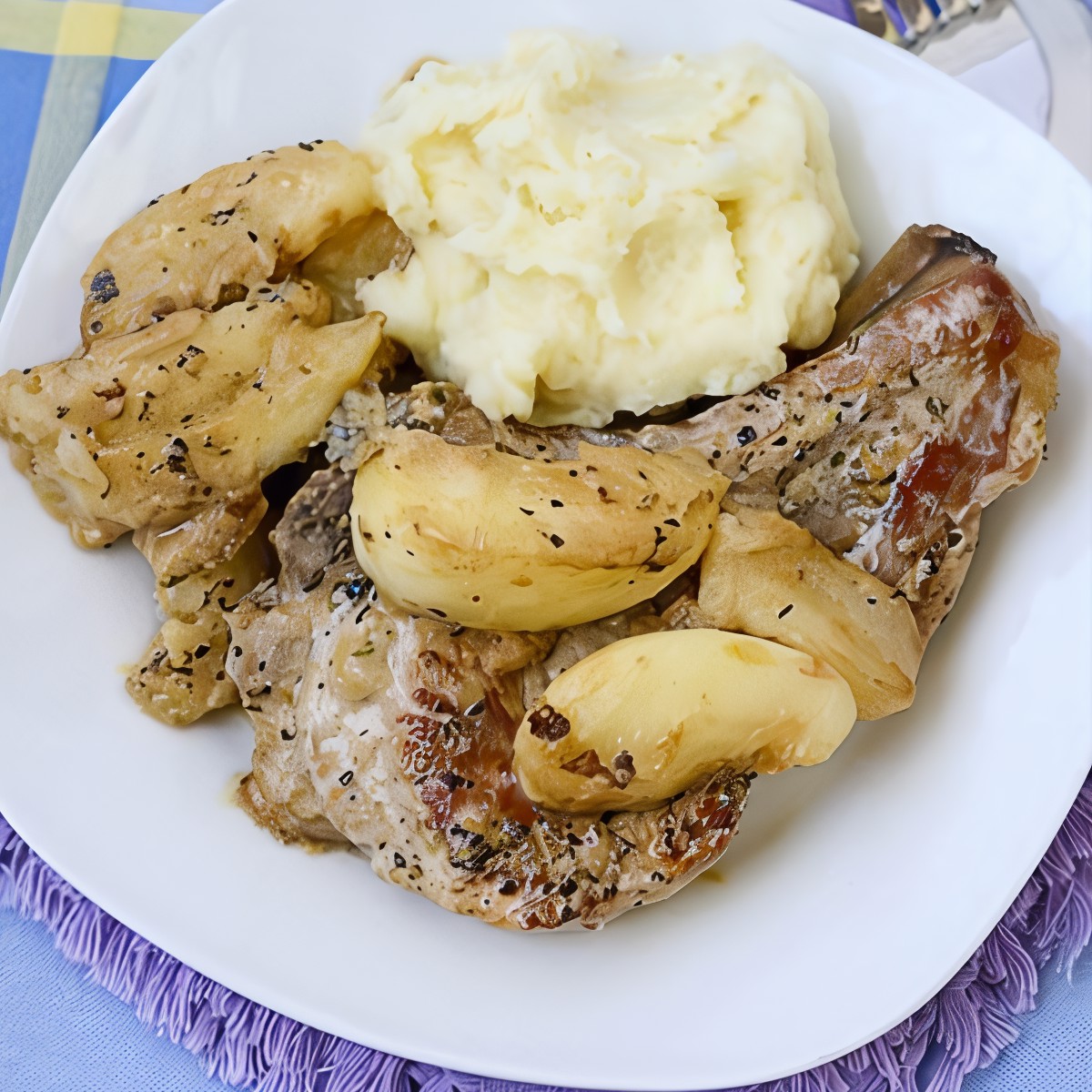 Свиные отбивные с яблоками и шалотом