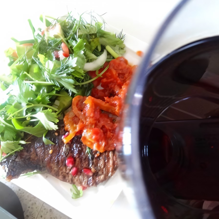 Свиные стейки гриль под винным маринадом с инжирным соусом