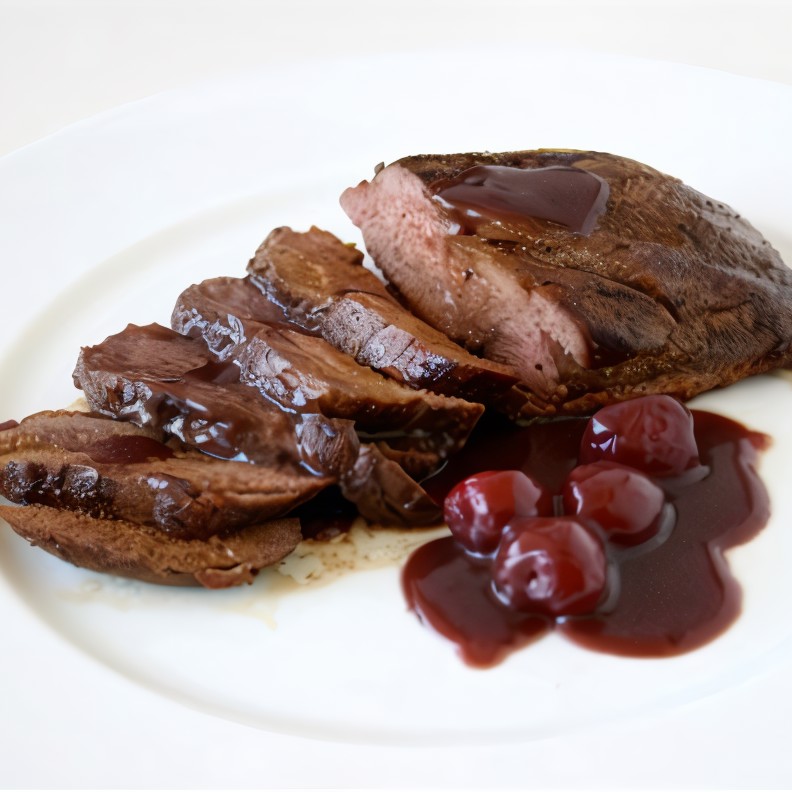 Свинина с сушеной вишней и красным вином