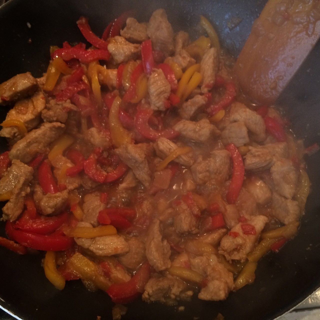 Свинина со сладким перцем, тушеная в темном пиве