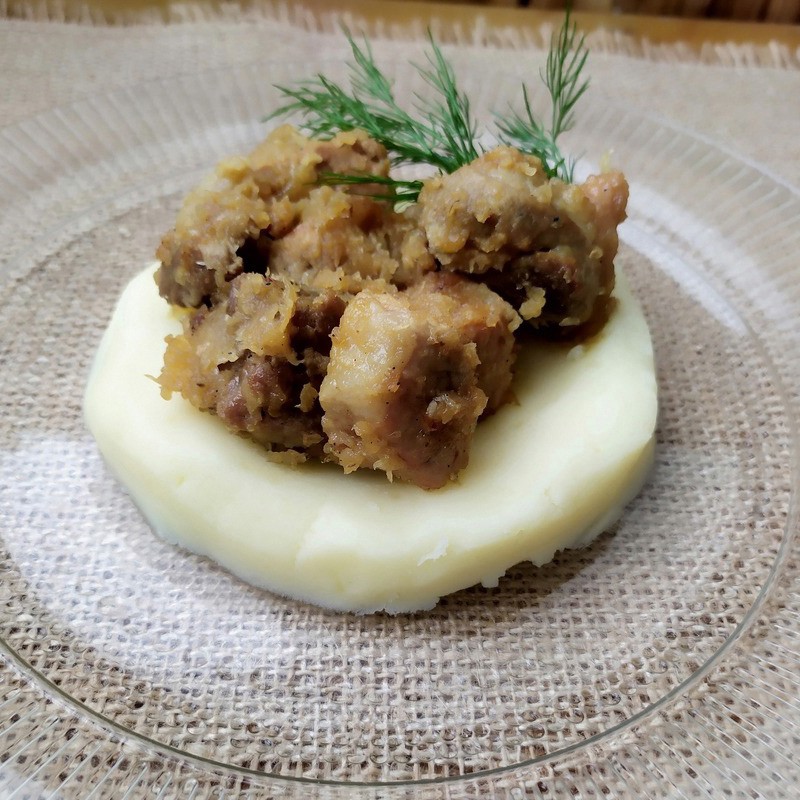 Свинина тушенная с луком на картофельном пюре