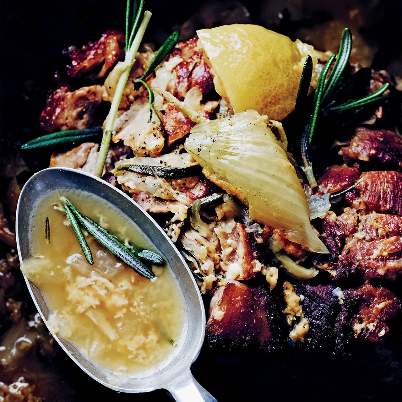 Свинина, тушенная в молоке, с чесноком и розмарином