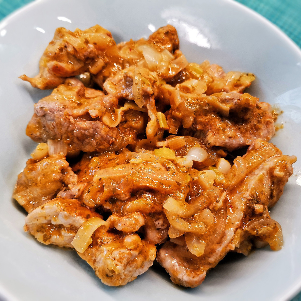 Свиной гуляш в сливовом соусе