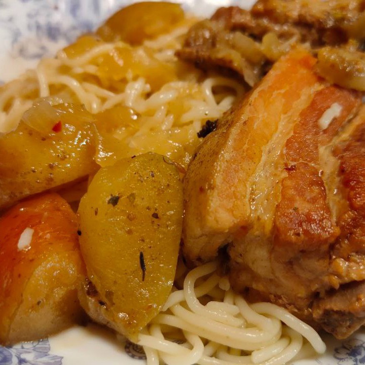 Свиные ребра тушеные с луком и яблоками