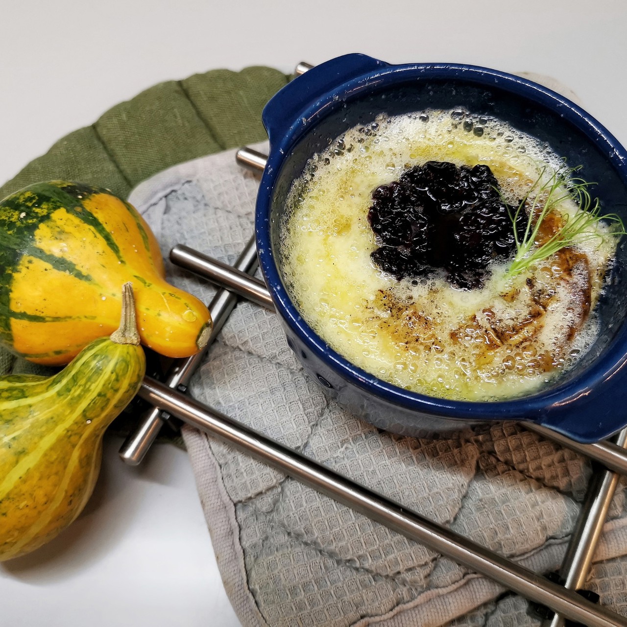 Сыр бри с ягодным чатни