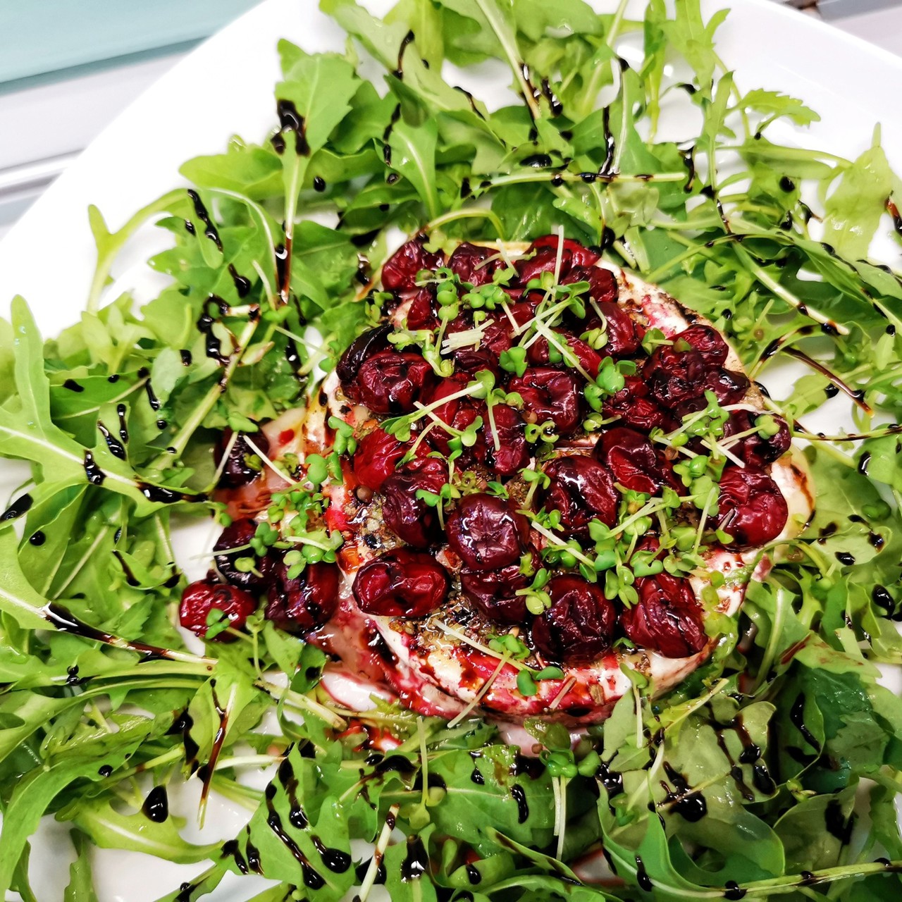 Сыр бри, запеченный с вишней