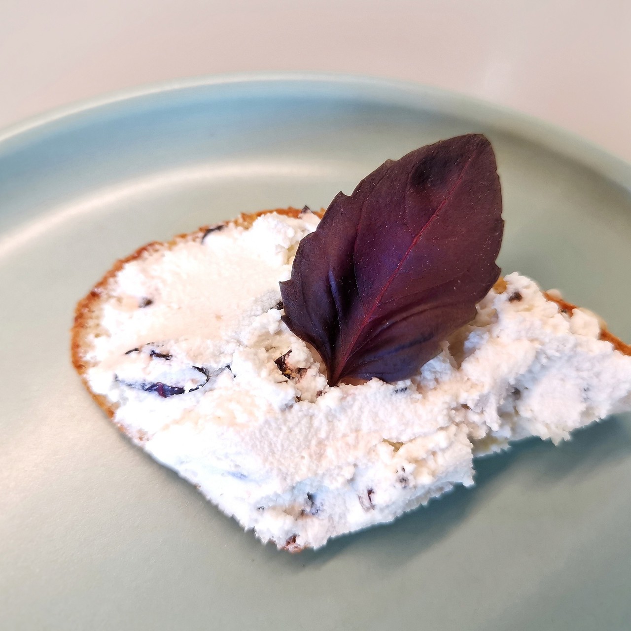 Сыр филадельфия с красным базиликом