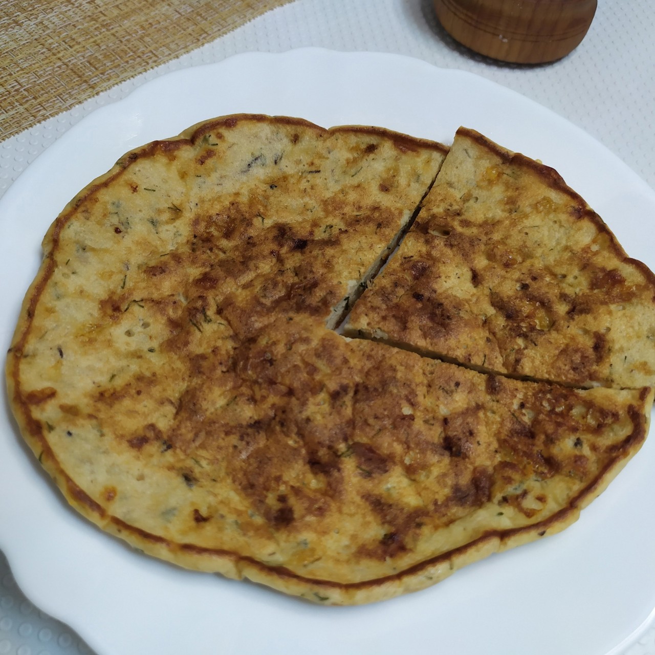 Сырная лепешка с тунцом и зеленью