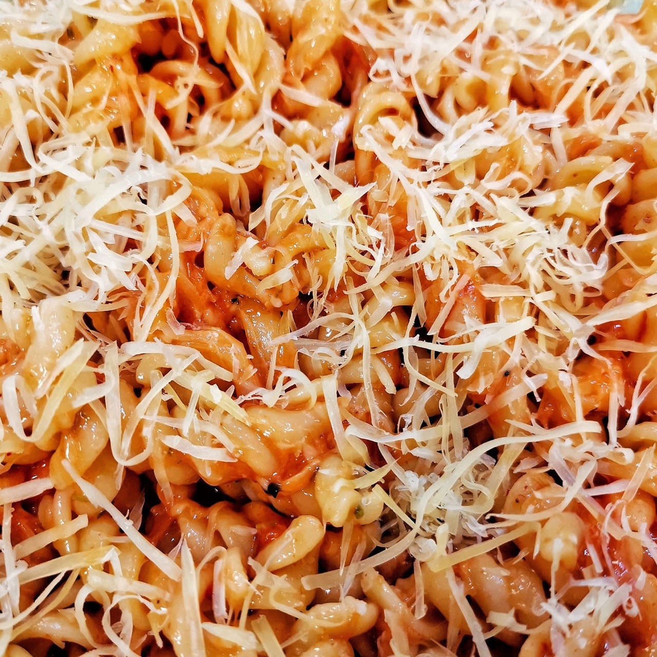 Сырная паста фузилли с желтком и кетчупом