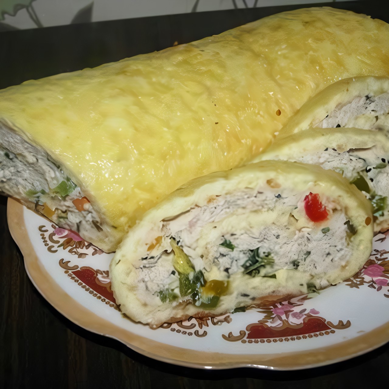 Сырно-яичный рулет с куриным фаршем