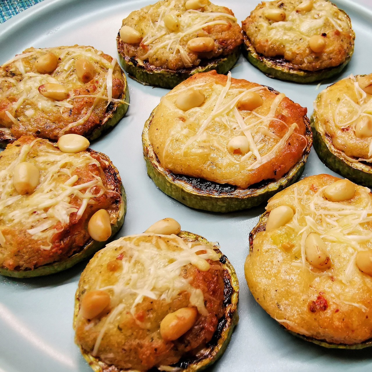 Сырно-чесночная закуска из кабачка с кедровыми орешками