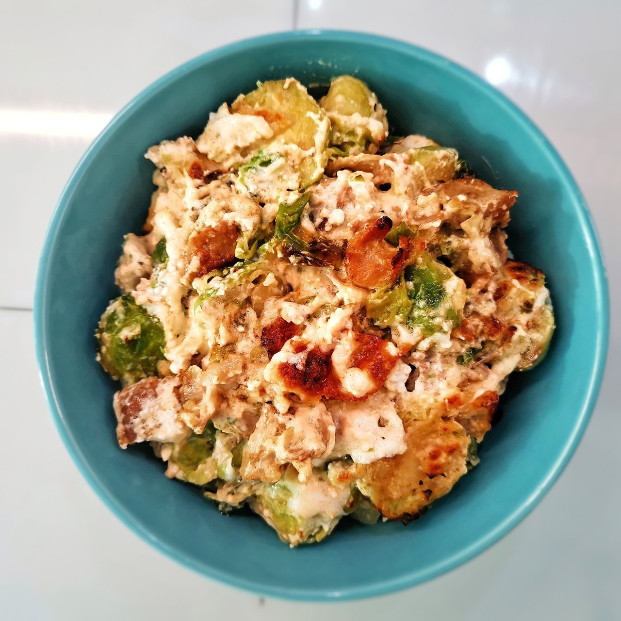 Сырно-сливочная брюссельская капуста с беконом