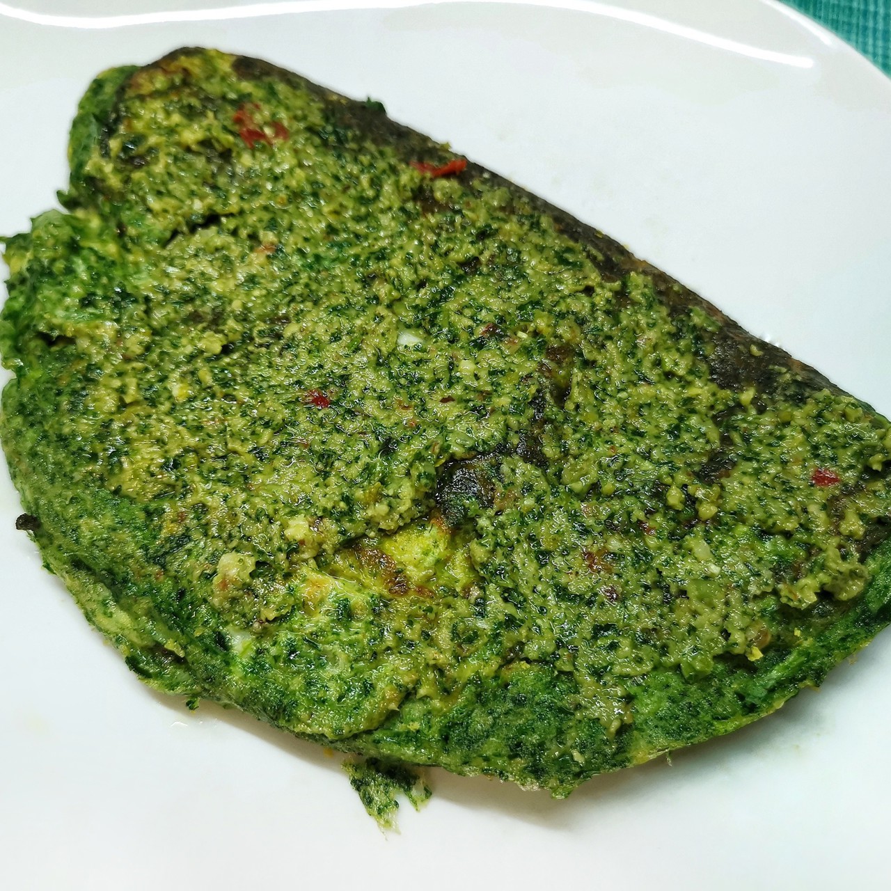 Сырный омлет со шпинатом и соусом песто