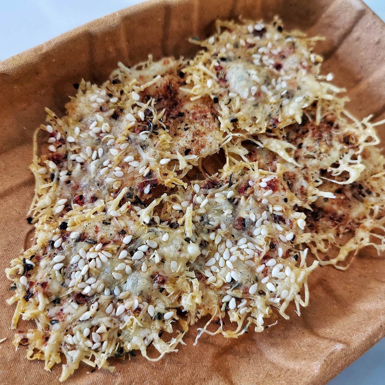 Сырные чипсы по-итальянски с кунжутом