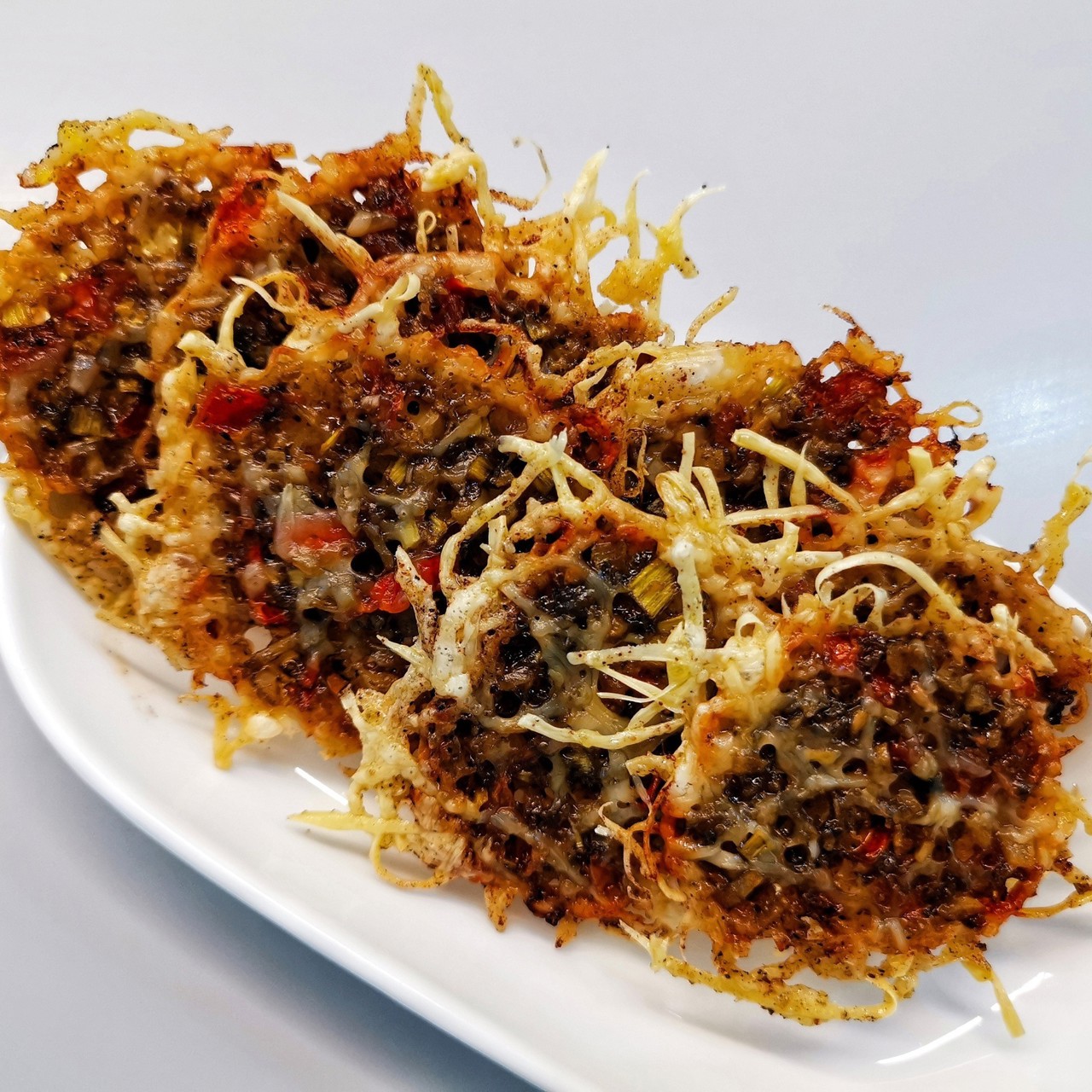 Сырные чипсы с соусом песто