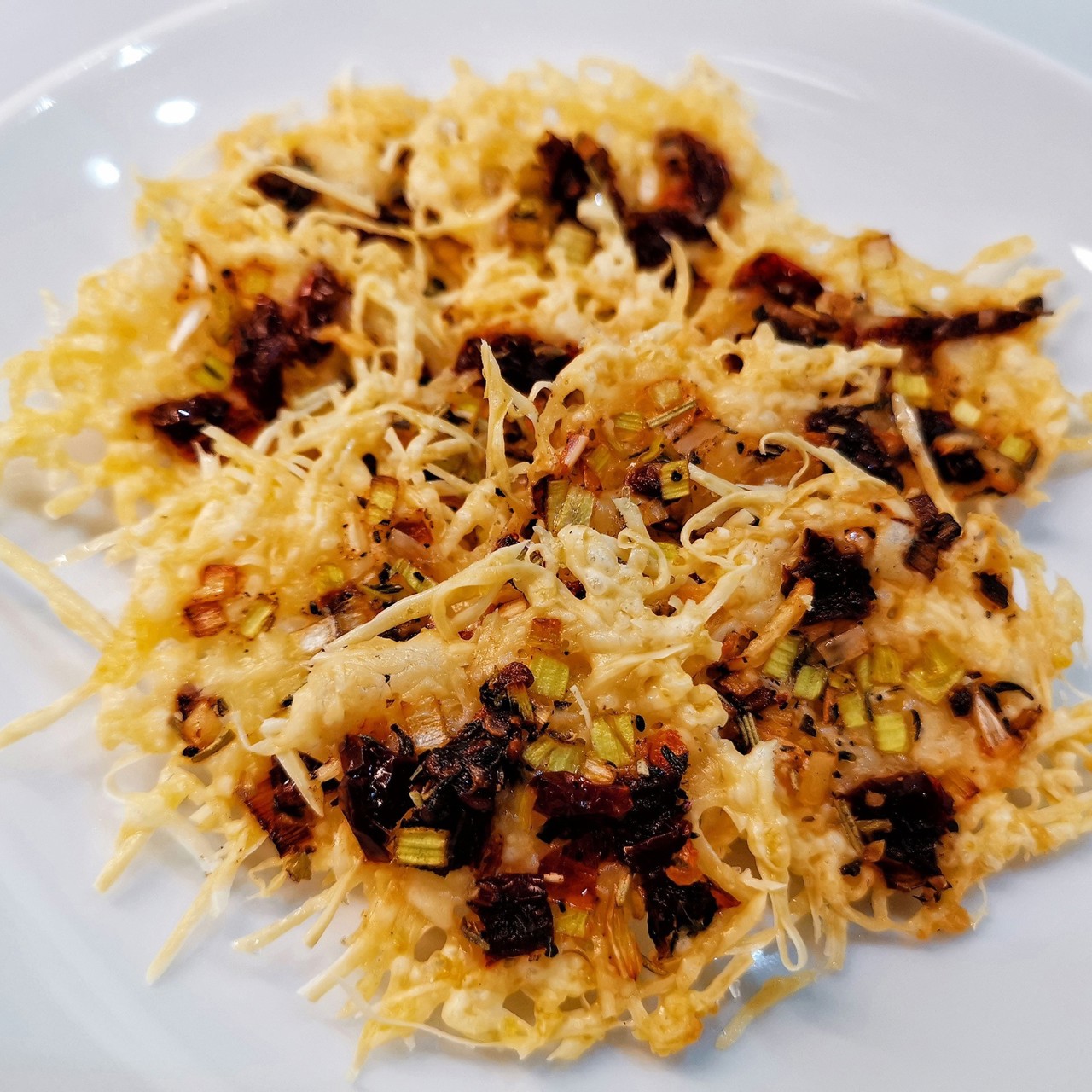 Сырные кето-чипсы с вялеными томатами