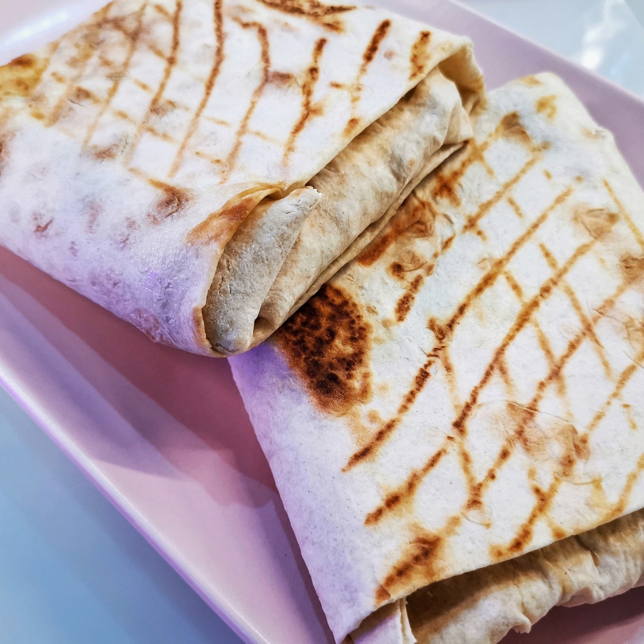 Сырный сэндвич с помидорами на гриле